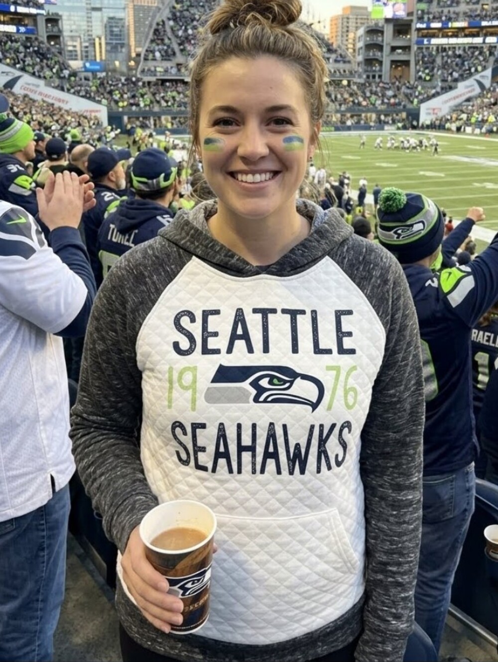 New Seattle SEAHAWKS Football 12 fan Quilted Hoodie Hooded Sweatshirt Juniors L - Picture 8 of 8